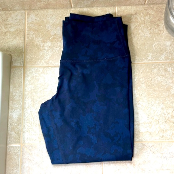 Lululemon leggings blu/black camo size 4 tags removed looks black/ blue - Picture 2 of 2